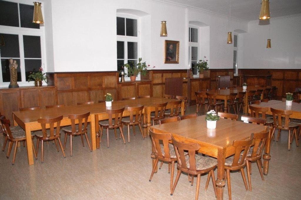尼克劳斯克勒斯特酒店 Jüchen 外观 照片